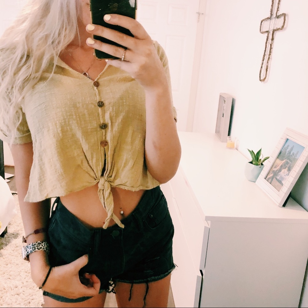 BOGO ⚡️ Brown Button Front Short Sleeve Crop Size Medium